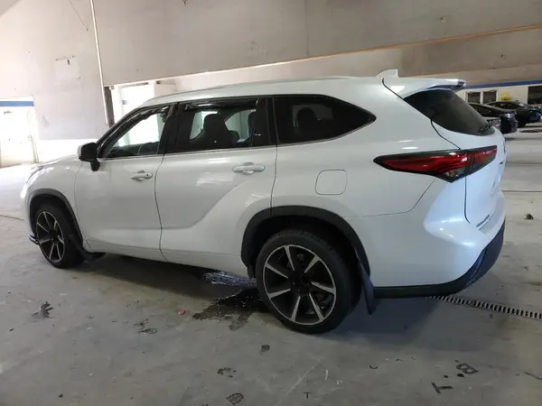 5TDGZRBH6NS578877 2022 TOYOTA HIGHLANDER - Image 2