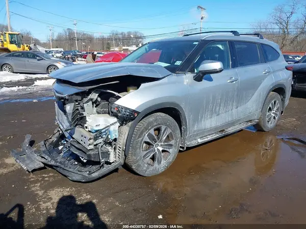 5TDGZRBH6NS580130 2022 TOYOTA HIGHLANDER - Image 2