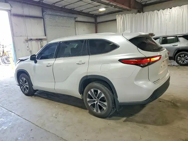 5TDGZRBH6NS581181 2022 TOYOTA HIGHLANDER - Image 2