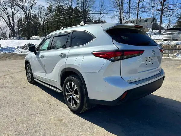 5TDGZRBH6NS582041 2022 TOYOTA HIGHLANDER - Image 2