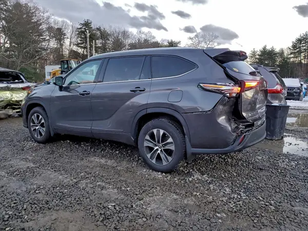 5TDGZRBH6NS582377 2022 TOYOTA HIGHLANDER - Image 2