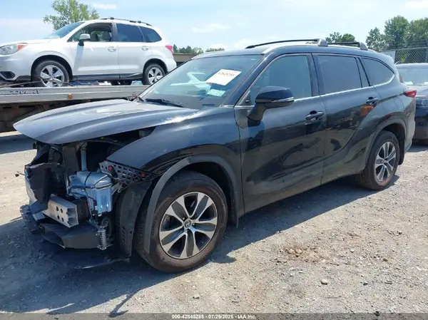 5TDGZRBH6NS583030 2022 TOYOTA HIGHLANDER - Image 2