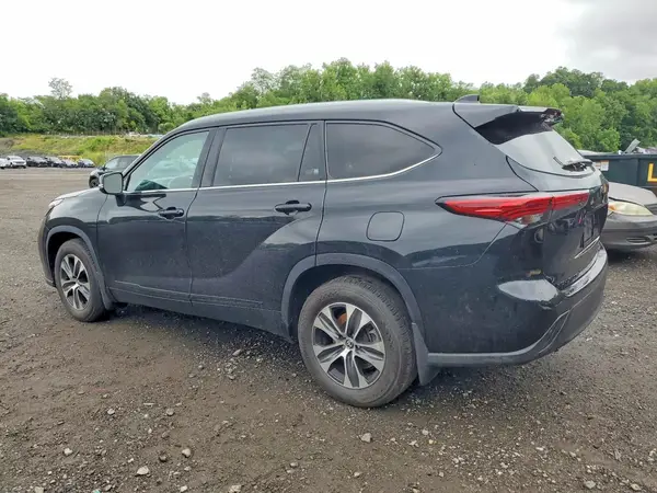 5TDGZRBH6NS583660 2022 TOYOTA HIGHLANDER - Image 2
