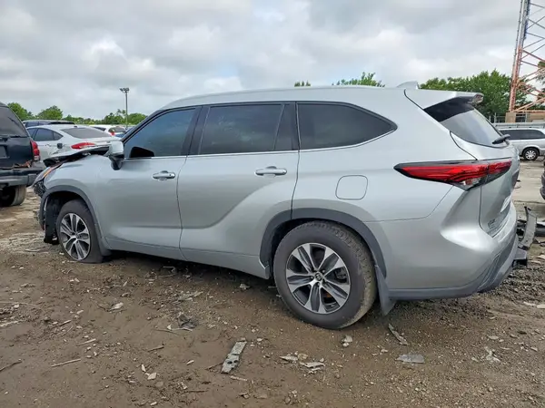 5TDGZRBH6NS586431 2022 TOYOTA HIGHLANDER - Image 2
