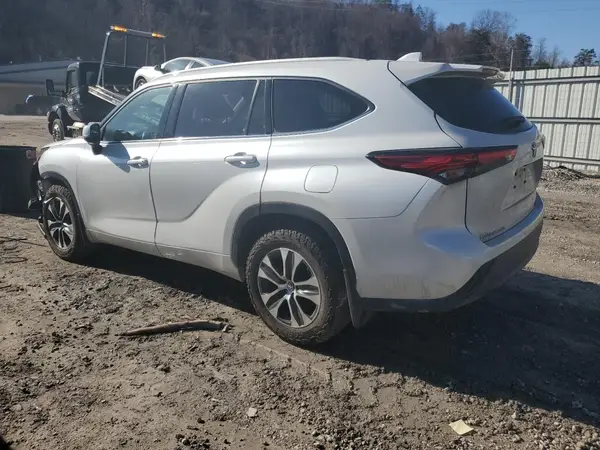 5TDGZRBH6NS588874 2022 TOYOTA HIGHLANDER - Image 2