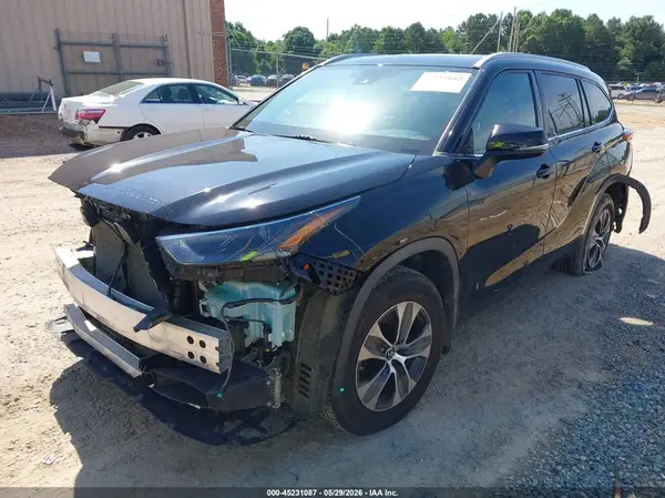 5TDGZRBH6NS590155 2022 TOYOTA HIGHLANDER - Image 2