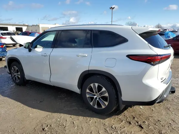5TDGZRBH6NS592262 2022 TOYOTA HIGHLANDER - Image 2
