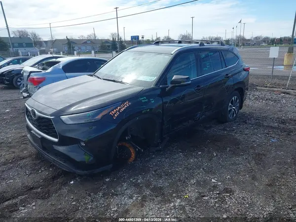 5TDGZRBH6NS593914 2022 TOYOTA HIGHLANDER - Image 2