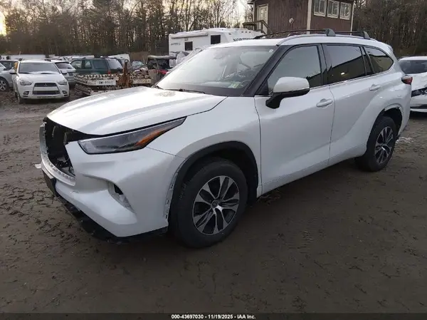 5TDGZRBH6NS596697 2022 TOYOTA HIGHLANDER - Image 2