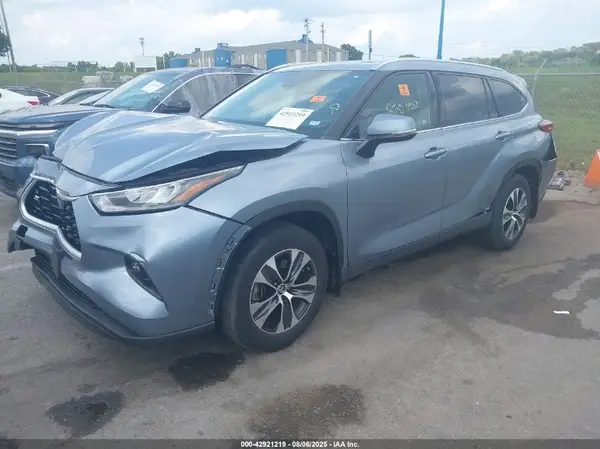 5TDGZRBH7LS038631 2020 TOYOTA HIGHLANDER - Image 2