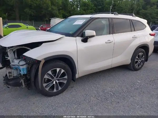 5TDGZRBH7MS058721 2021 TOYOTA HIGHLANDER - Image 2