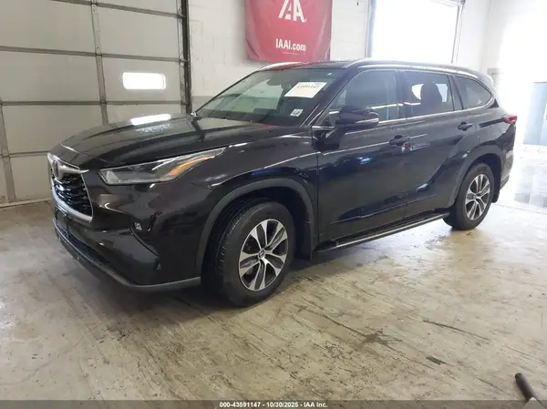 5TDGZRBH7MS068164 2021 TOYOTA HIGHLANDER - Image 2