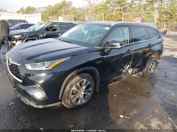 5TDGZRBH7MS083490 2021 TOYOTA HIGHLANDER - Image 2