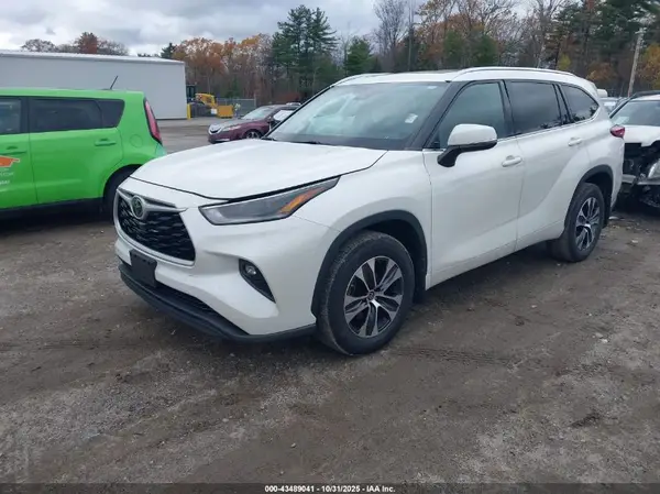 5TDGZRBH7MS127438 2021 TOYOTA HIGHLANDER - Image 2
