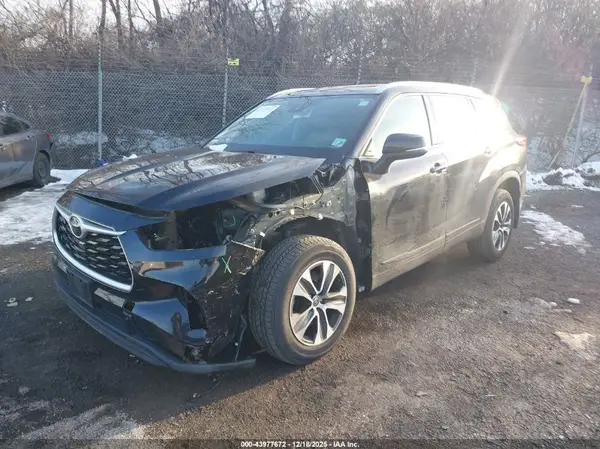 5TDGZRBH7MS136009 2021 TOYOTA HIGHLANDER - Image 2