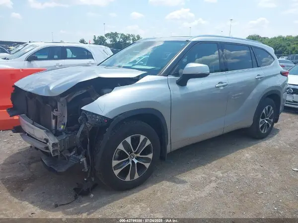 5TDGZRBH7MS146488 2021 TOYOTA HIGHLANDER - Image 2