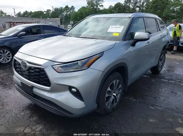 5TDGZRBH7MS160455 2021 TOYOTA HIGHLANDER - Image 2