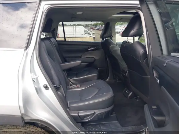 5TDGZRBH7MS160455 2021 TOYOTA HIGHLANDER - Image 8