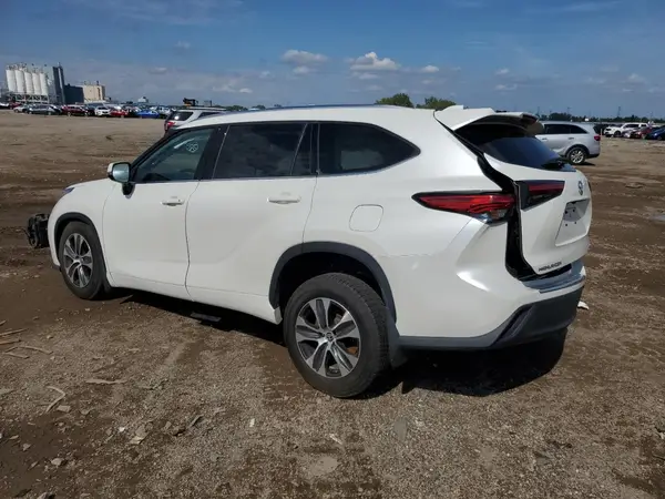 5TDGZRBH7MS525717 2021 TOYOTA HIGHLANDER - Image 2