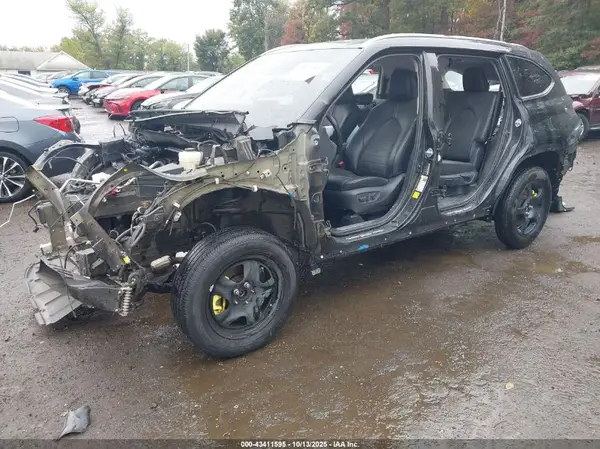 5TDGZRBH7MS527533 2021 TOYOTA HIGHLANDER - Image 2