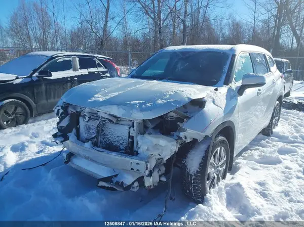 5TDGZRBH7MS527967 2021 TOYOTA HIGHLANDER - Image 2