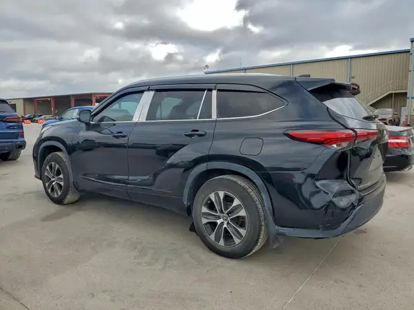 5TDGZRBH7MS528486 2021 TOYOTA HIGHLANDER - Image 2