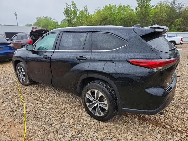 5TDGZRBH7MS528648 2021 TOYOTA HIGHLANDER - Image 2