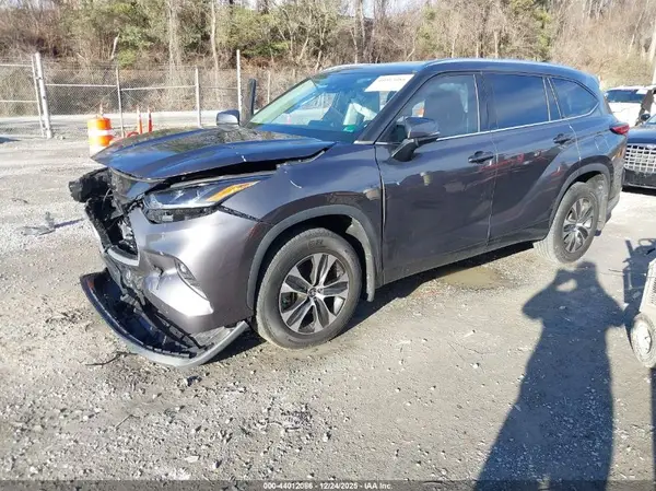 5TDGZRBH7MS533929 2021 TOYOTA HIGHLANDER - Image 2