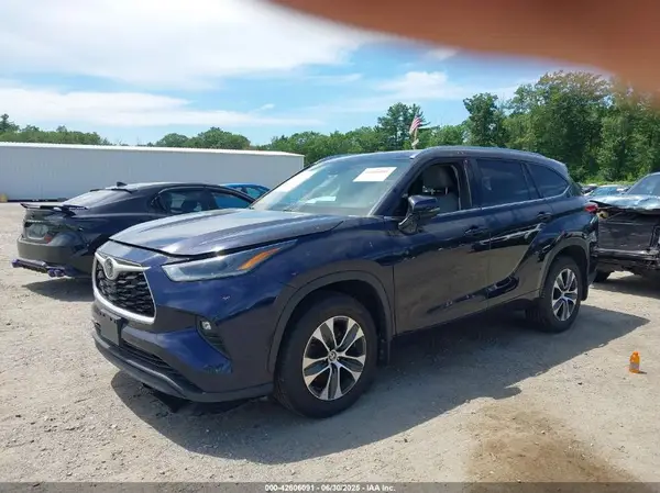5TDGZRBH7MS541142 2021 TOYOTA HIGHLANDER - Image 2