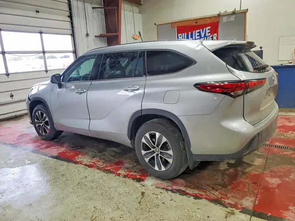 5TDGZRBH7MS557129 2021 TOYOTA HIGHLANDER - Image 2