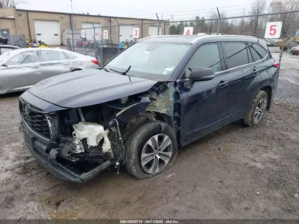 5TDGZRBH7MS557907 2021 TOYOTA HIGHLANDER - Image 2
