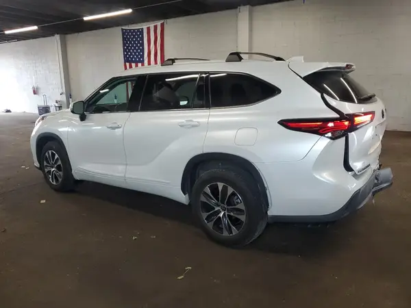 5TDGZRBH7NS172848 2022 TOYOTA HIGHLANDER - Image 2