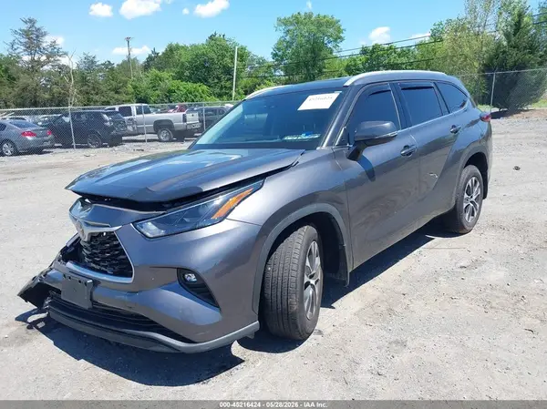 5TDGZRBH7NS175894 2022 TOYOTA HIGHLANDER - Image 2