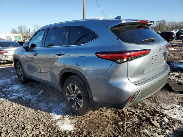5TDGZRBH7NS205363 2022 TOYOTA HIGHLANDER - Image 2