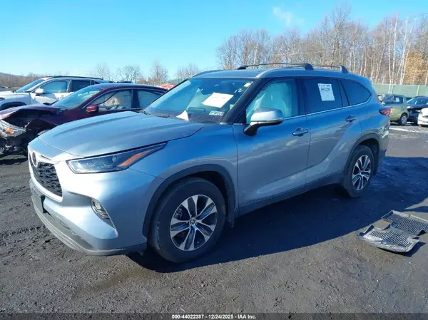 5TDGZRBH7NS217819 2022 TOYOTA HIGHLANDER - Image 2