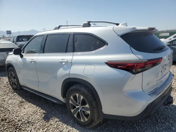5TDGZRBH7NS220736 2022 TOYOTA HIGHLANDER - Image 2