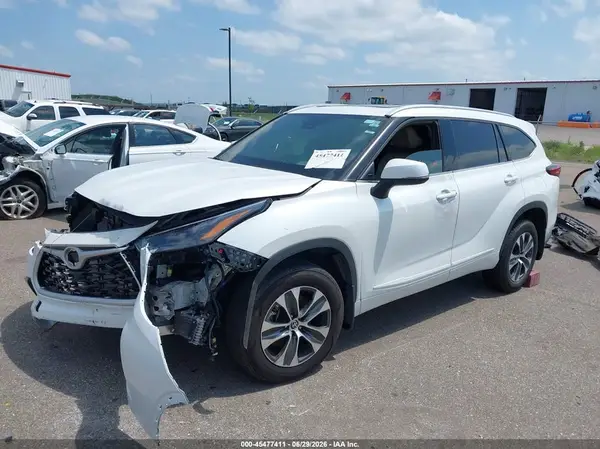 5TDGZRBH7NS221160 2022 TOYOTA HIGHLANDER - Image 2