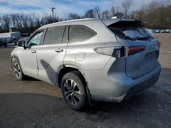 5TDGZRBH7NS228190 2022 TOYOTA HIGHLANDER - Image 2
