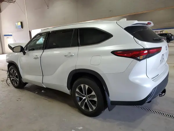 5TDGZRBH7NS247290 2022 TOYOTA HIGHLANDER - Image 2