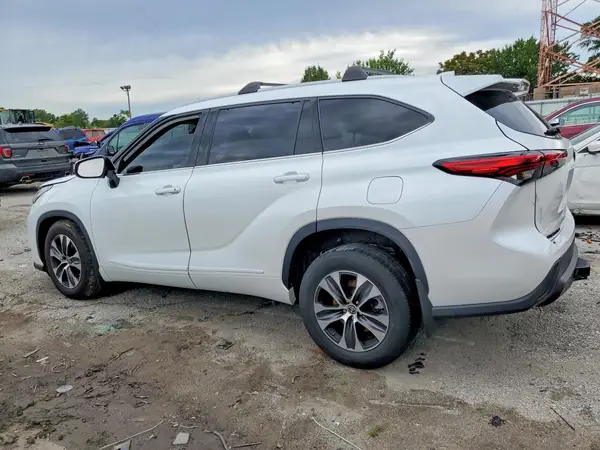 5TDGZRBH7NS248679 2022 TOYOTA HIGHLANDER - Image 2