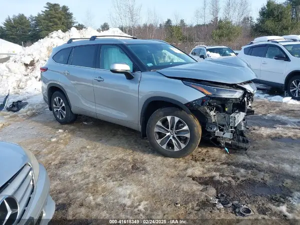 5TDGZRBH7NS252893 2022 TOYOTA HIGHLANDER - Image 1