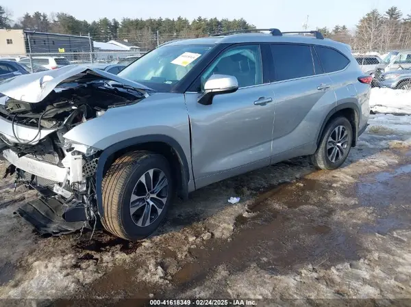 5TDGZRBH7NS252893 2022 TOYOTA HIGHLANDER - Image 2