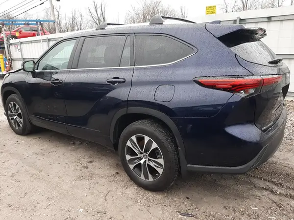 5TDGZRBH7NS564051 2022 TOYOTA HIGHLANDER - Image 2