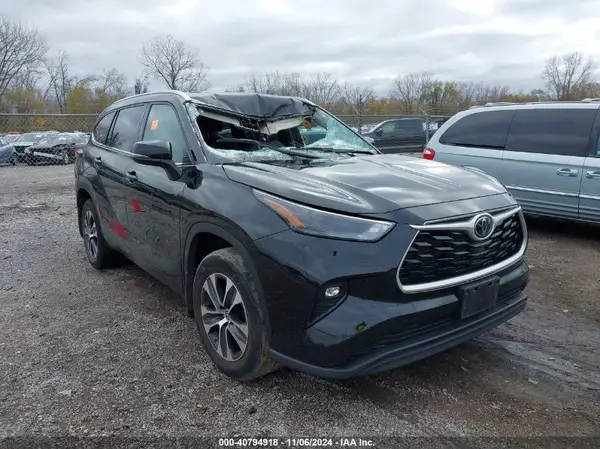 5TDGZRBH7NS564695 2022 TOYOTA HIGHLANDER - Image 1