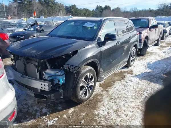 5TDGZRBH7NS567841 2022 TOYOTA HIGHLANDER - Image 2