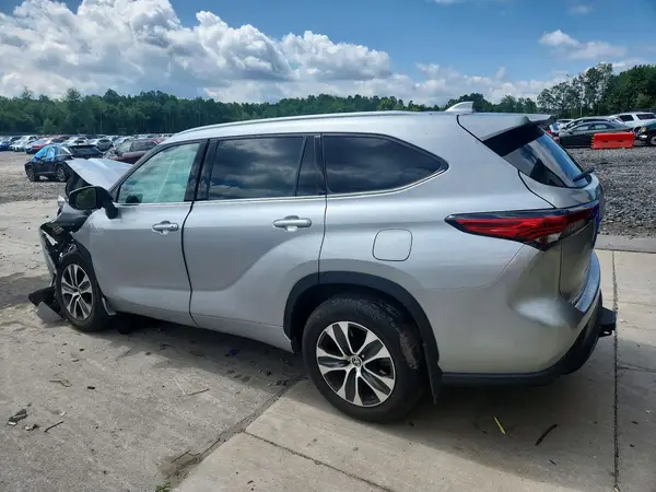 5TDGZRBH7NS569461 2022 TOYOTA HIGHLANDER - Image 2