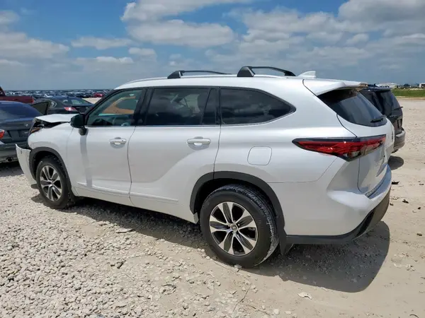 5TDGZRBH7NS571310 2022 TOYOTA HIGHLANDER - Image 2