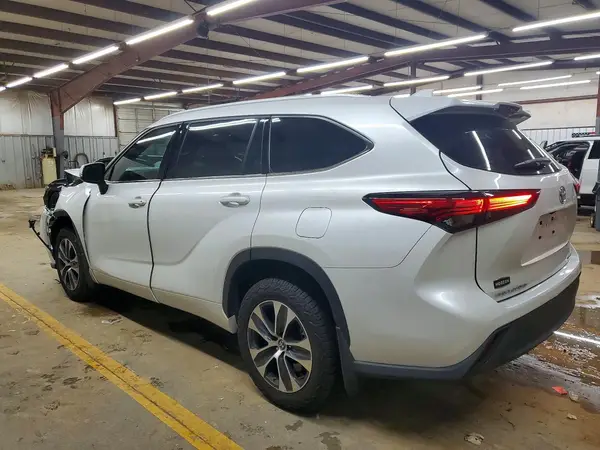 5TDGZRBH7NS571369 2022 TOYOTA HIGHLANDER - Image 2