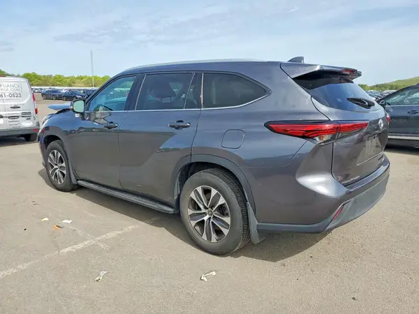 5TDGZRBH7NS571596 2022 TOYOTA HIGHLANDER - Image 2
