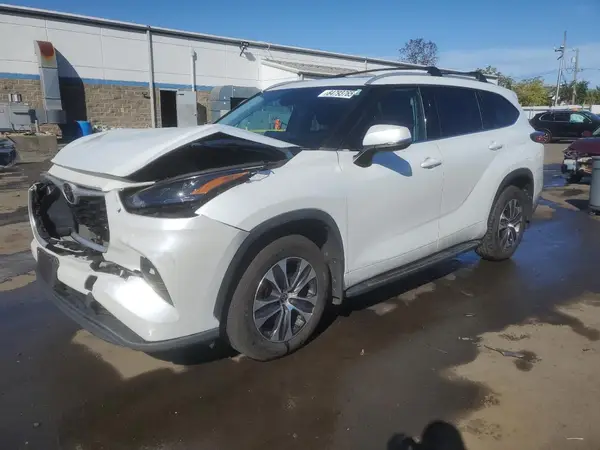 5TDGZRBH7NS583117 2022 TOYOTA HIGHLANDER - Image 1